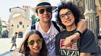 Itália em família: um adulto, duas crianças.