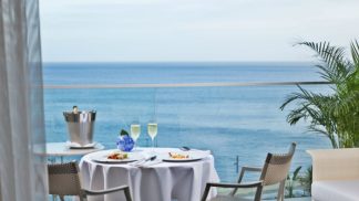 Em Cascais, com o mar a 180.º