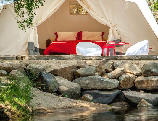 Uma tenda e uma cama de casal no Alentejo