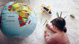 Mia está numa volta ao mundo com os pais: o sonho de muitas famílias