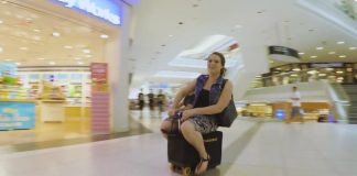 Esta mala tem um motor para conduzir no aeroporto