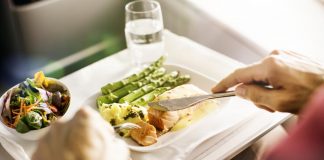 É assim que é feita a comida servida nos aviões