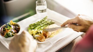 É assim que é feita a comida servida nos aviões