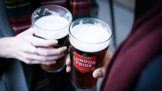 Sempre que chove em Londres pode beber cerveja grátis