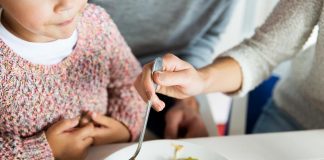 Restaurante oferece desconto a pais com filhos bem-comportados