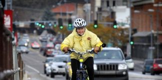 Uma bisavó de 78 anos que percorre o mundo de bicicleta