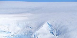 Ir à Antártida e ficar alojado num acampamento com todas as comodidades