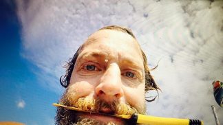 Surfista atravessa o Atlântico numa prancha de paddle em 93 dias Atravessou o Atlântico em 93 dias numa prancha de paddle