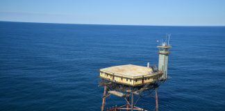 Este hotel fica no meio do Oceano Atlântico, a 54 km de terra