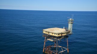 Este hotel fica no meio do Oceano Atlântico, a 54 km de terra