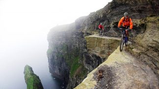 Fotografias de viajantes que colocam a vida em risco