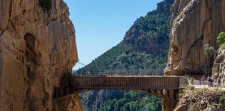 Caminho mais perigoso do mundo reabre para temporada de verão