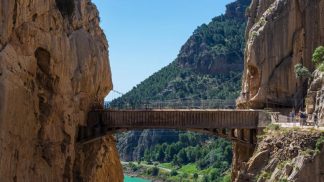 Caminho mais perigoso do mundo reabre para temporada de verão