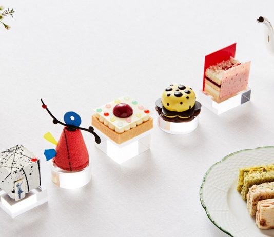 Chá e pastelaria em Londres inspirado na obra de artistas contemporâneos Hotel Rosewood London