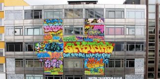 Galeria de arte em Berlim tem atraído milhares de pessoas