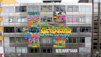 Galeria de arte em Berlim tem atraído milhares de pessoas