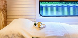 Um spa sobre os carris de um comboio de luxo