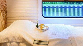 Um spa sobre os carris de um comboio de luxo