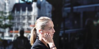 Há uns auriculares que traduzem cerca de 40 línguas em tempo real