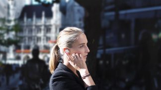 Há uns auriculares que traduzem cerca de 40 línguas em tempo real