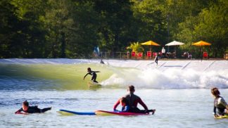 A lagoa artificial onde vai querer aprender a surfar
