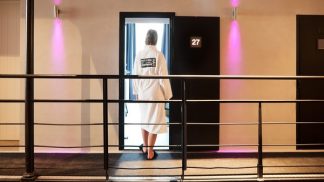 É possível dormir numa antiga prisão transformada em hotel É possível dormir num quarto de luxo numa antiga prisão