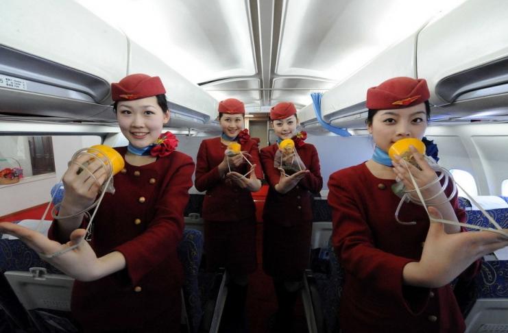 O que nunca lhe disseram sobre as máscaras de oxigénio dos aviões