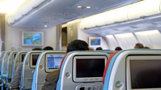 Bebé nasce em avião e ganha voos para o resto da vida