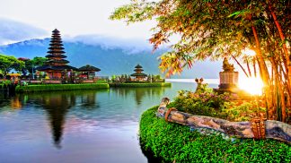Bali: vida de templo e de cidade num destino de surf
