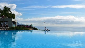 Piscinas de hotel incríveis de norte a sul de Portugal onde tem mesmo de ir