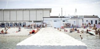 Esta praia na Europa separa homens e mulheres com um muro