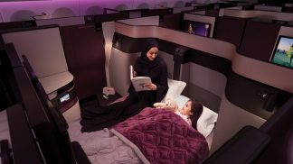 Já imaginou como seria dormir numa cama de casal a bordo de um avião?