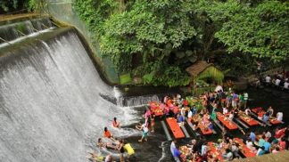 Há restaurantes muito estranhos: este fica literalmente numa cascata