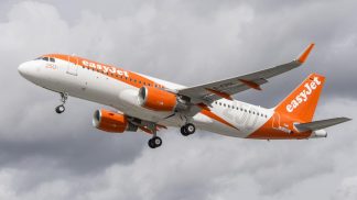 easyJet faz no sábado a última viagem para os Açores