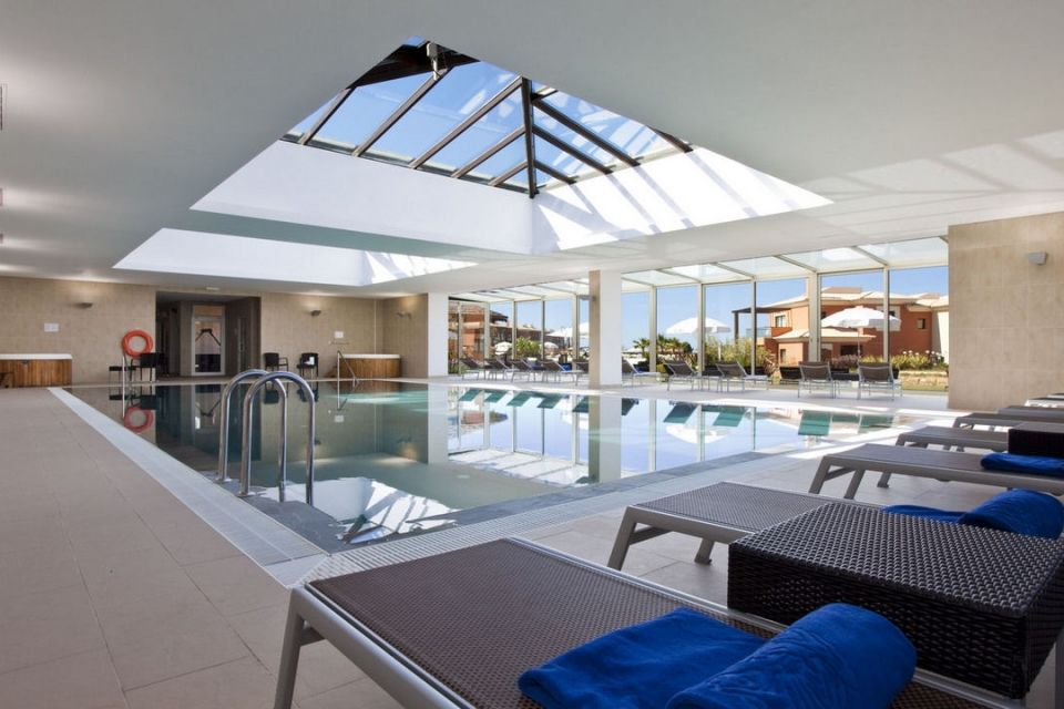 monte-santo-resort-gallery15-piscina-interior-com-sol-dagger-rio-natural-960x640_c