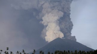 Cratera de vulcão em Bali está a encher-se de lava e temem-se erupções violentas