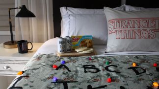 É fã de “Stranger Things”? Então vai querer ficar neste quarto de hotel