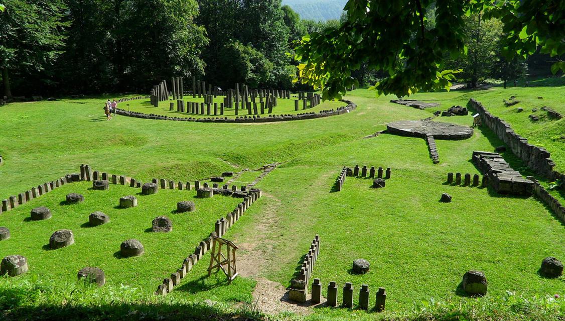 Sarmisegetusa_Regia_-_Templele_patrulatere_mici_-_Zona_sacra_–_Gradistea_Muntelui,_Muntii_Sureanu,_Hunedoara,_Romania_19