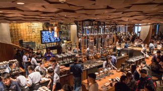 Abriu o maior Starbucks do mundo – e é bem diferente dos outros Abriu o maior Starbucks do mundo - e é bem diferente dos outros