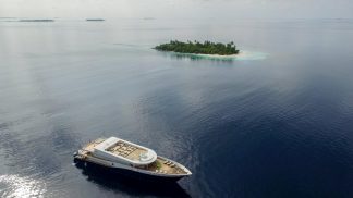 Este barco-hotel nas Maldivas navega de ilha em ilha: é a viagem de uma vida