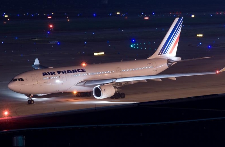 Bebe nasce a 10 mil metros de altitude