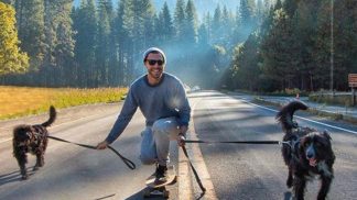 Jordan Kahana: despediu-se do trabalho para viajar com dois cães que tirou da rua