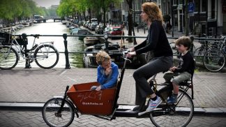 «Na Holanda, é comum ir de fato e gravata numa bicicleta»