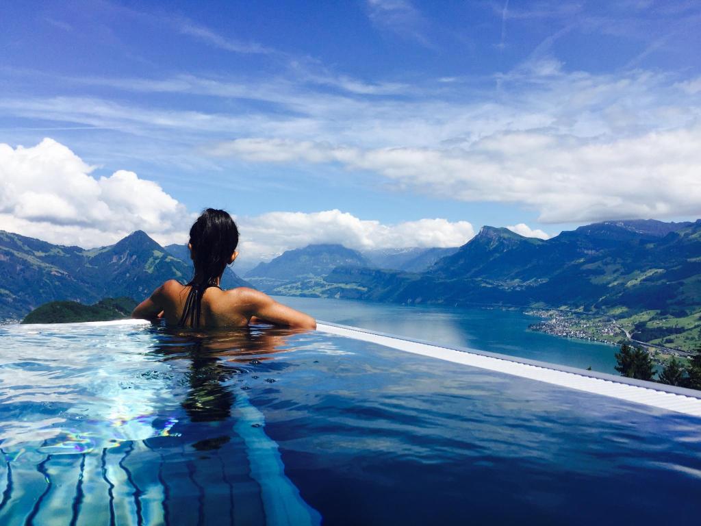 Aisha Zarin em Booking