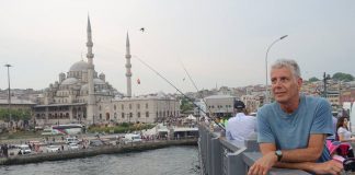 Leilão dos bens de Anthony Bourdain financia bolsa de estudos