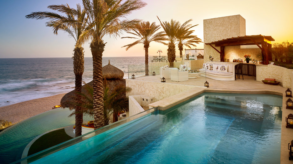 LVP_TyWarnerMansion_TopoftheWavesGlassBottomPool_936x526