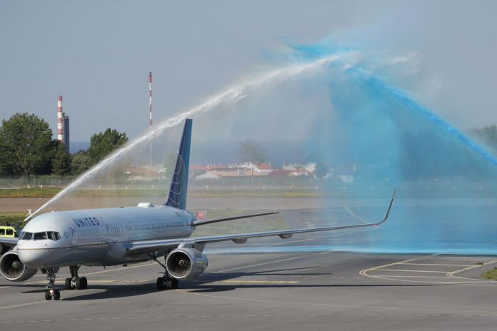 image United Airlines voo direito Porto-Nova Iorque