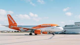 Rhys Whittock, do Reino Unido, e Inmaculada Santisteban Serrano, de Espanha, foram coroados vencedores do #RoyalLikeness – o concurso europeu da easyJet para encontrar os sósias do Príncipe Harry e de Meghan Markle.