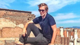 Viajante ameaçado por desrespeitar monumento em Itália