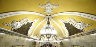 Viajantes surpreendidos com o metro de Moscovo - é dos mais bonitos do mundo